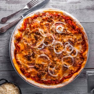 Pizza-Casino Crème Fromage- Tomate - Viandre-Nacnee-Oignon -Poivrin - Tomate - Fromage