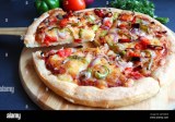 Pizza Vegetarienne sauce Tomate-Fromage-Champignions-Oignons Poivre-Tomate Fraiche